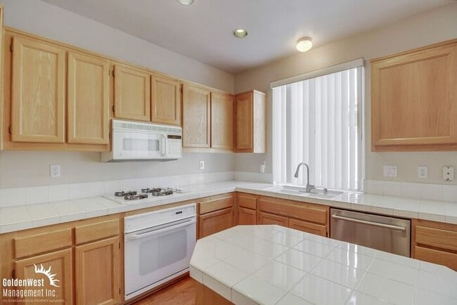 Building Photo - Immaculate 3Bdm 2.5Ba Townhouse with  2-Car Garage