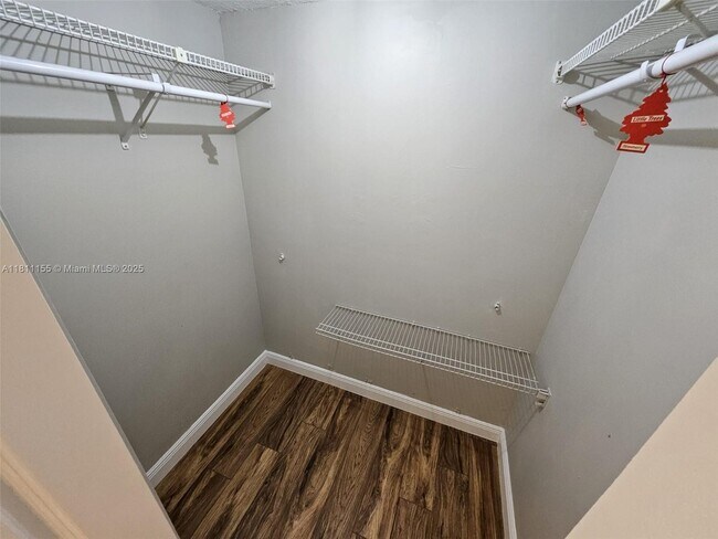 Building Photo - 302 Lakeview Dr
