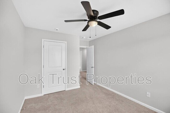 Building Photo - 147 Cloverleaf St