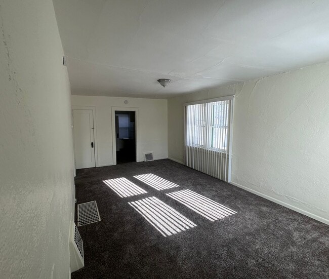 Building Photo - 18 8th Ave NW