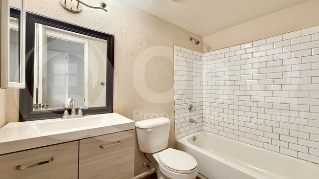 Building Photo - 5304 W Hearn Rd