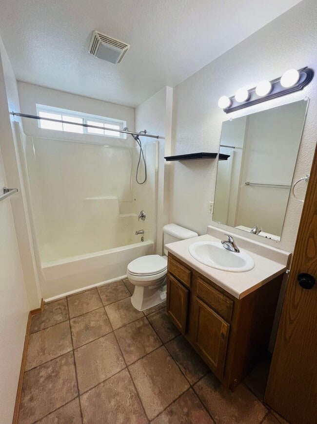 Building Photo - Amazing 3 Bed 2.5 Bath - Townhouse