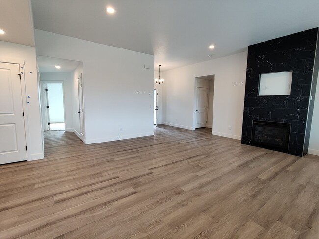 Building Photo - Newer Build in West Pasco