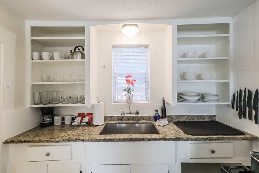 Building Photo - 1327 W 21st St