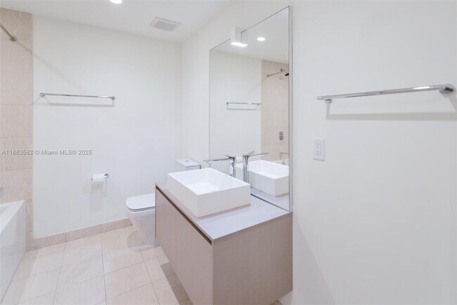 Building Photo - 1000 Brickell Plaza