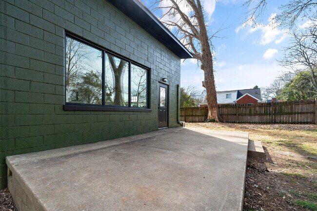 Building Photo - 210 Lincoln Ct