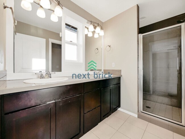 Building Photo - 5 Bed and 3.5 Bath Single-family Home is A...
