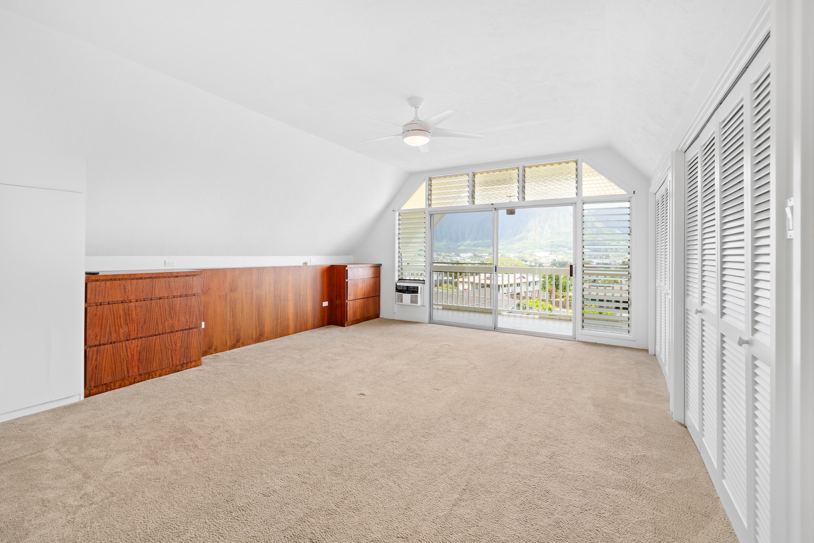 Upstairs primary bedroom with en suite bathroom, built in drawers, ample closet space, and balcony. - 45-162 Neepapa Pl