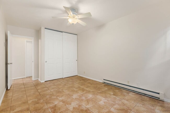 Building Photo - Downtown Bellevue Renovated 1 Bedroom Condo - Walk up entry