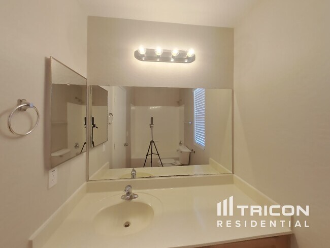 Building Photo - 6837 W Gary Way