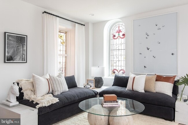 Building Photo - 1015 D St NE