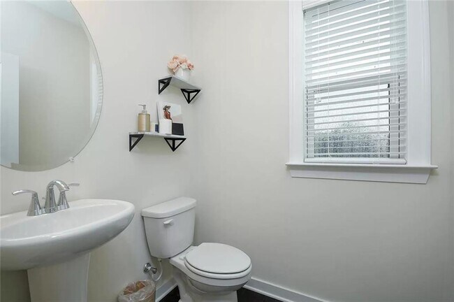 Building Photo - 2048 Holtz Ln