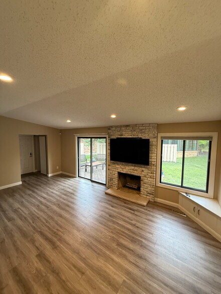 Primary Photo - 1181 Weston Ln N