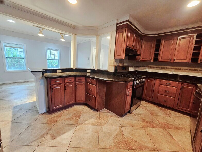 Building Photo - 158 Baker St