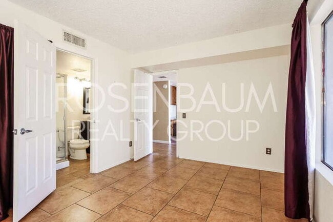 Building Photo - Gorgeous 3-beds, 3-baths home in the Suncr...