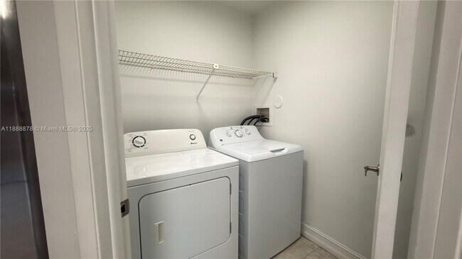 Building Photo - 501 Racquet Club Rd
