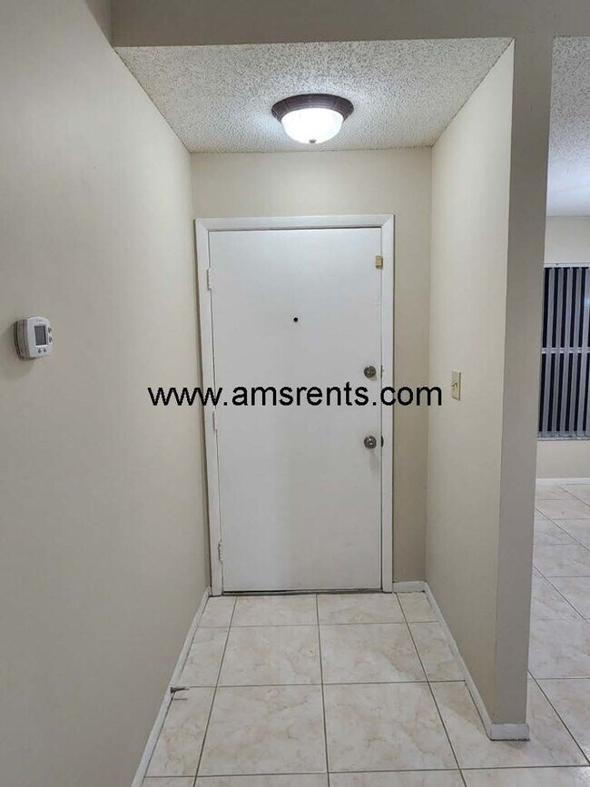 Building Photo - Spacious 3 bedroom 2 bath in Kissimmee