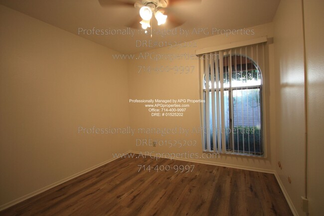 Building Photo - 3 Bedroom 1.5 Bathroom Townhome with a 2 c...