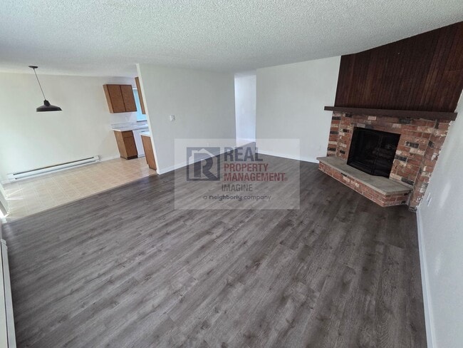 Building Photo - Check out this completely wonderful 2-bedroom, 1.0-bath unit!