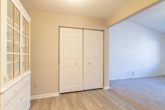 Building Photo - Updated 2 Bed/2 Bath Condo close to Midlan...