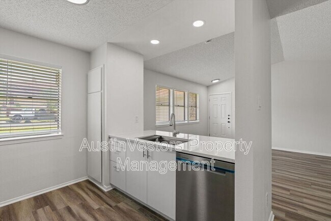 Building Photo - 11411 Walnut Ridge Dr