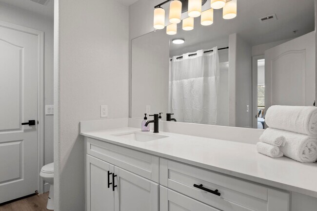 Building Photo - 875 W Pecos Rd