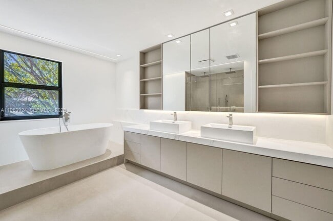 Building Photo - 4100 E Gardenia Ave