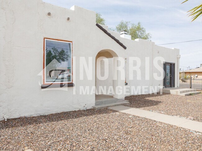 Building Photo - 225 E Aguilar St