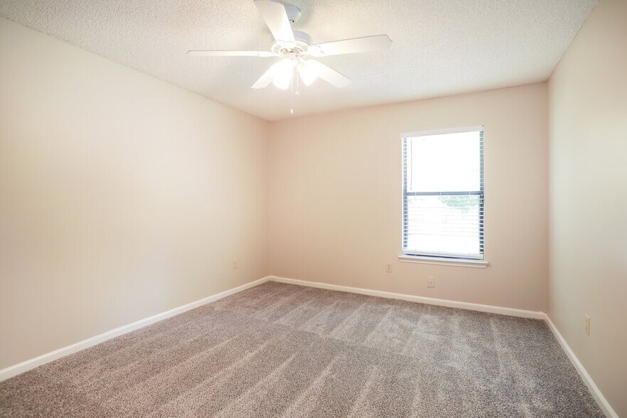 Building Photo - 3413 Deerfield Pointe Dr