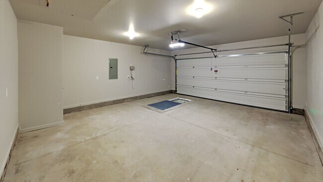 Building Photo - Beautiful 4 Bedroom 2 Bathroom Home in Pie...