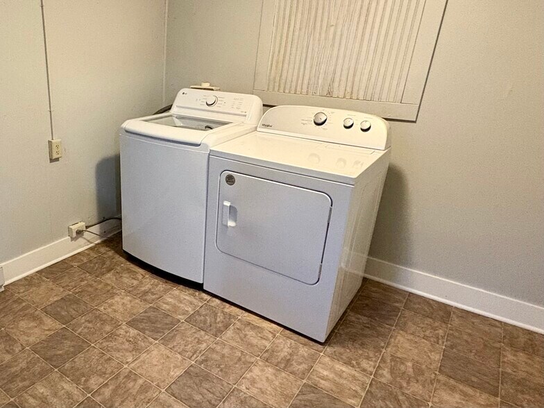 Building Photo - 704 Coit Ave NE