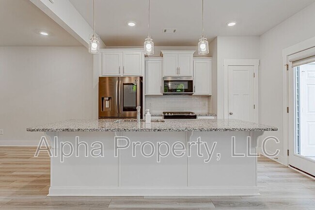 Building Photo - 30 Mardale Ln