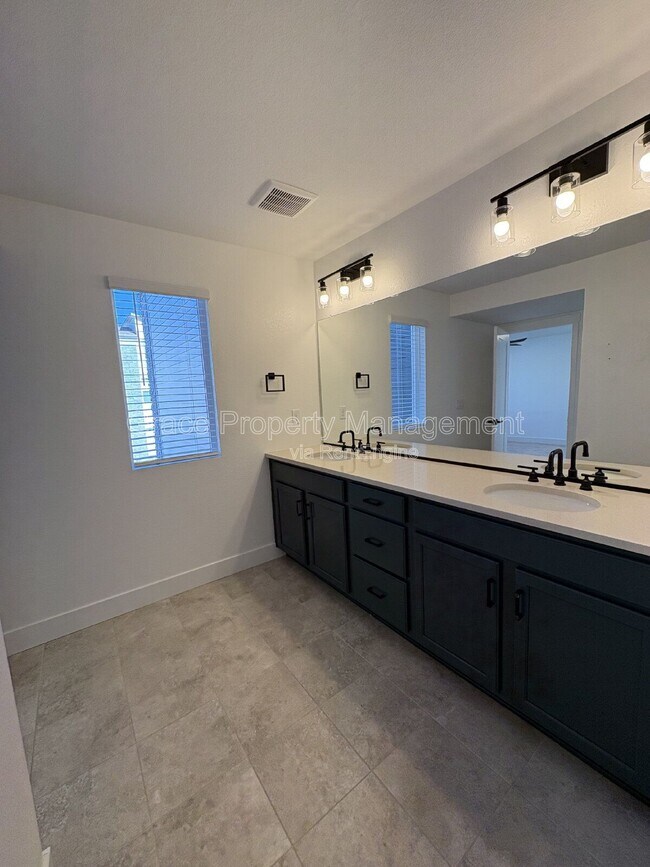 Building Photo - 2657 W 68th Pl