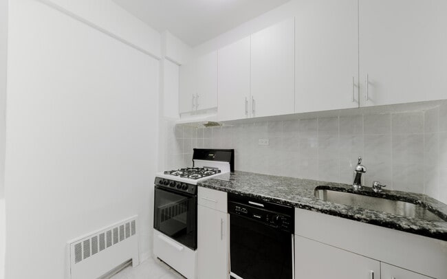 Building Photo - 210 E 47th St