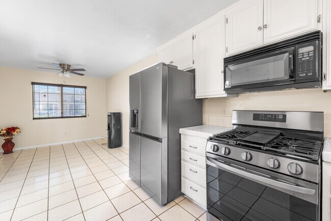 Building Photo - 42851 Lemonwood Dr