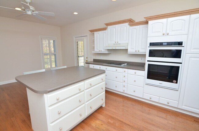 Building Photo - 604 Georgian Way