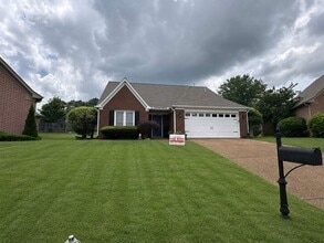 Building Photo - Beautiful 3 Bedroom 2 full bathroom home in Collierville