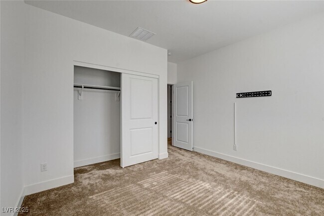 Building Photo - 1305 Azure Jay Ave