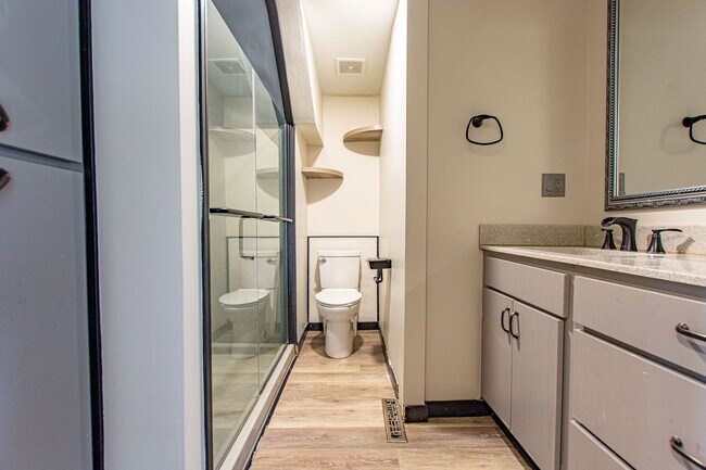 Building Photo - Super Cool and Unique 4 Bedroom / 1 Bath Home in Bellevue near Offut!