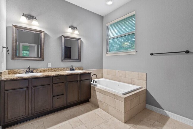 Building Photo - 10104 Longhorn Skyway