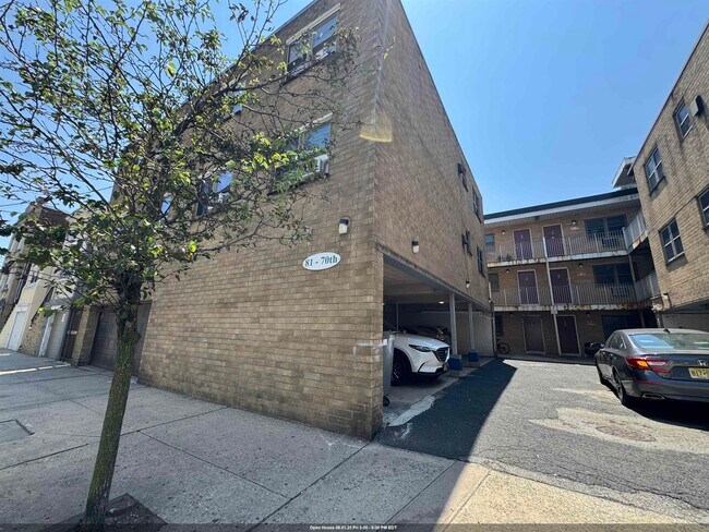 Primary Photo - 81 70th St