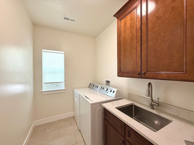 Building Photo - Single-Level 2 Bed / 2 Bath | Garage Available June 1st
