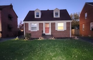 Building Photo - 5423 Beechwood Ave