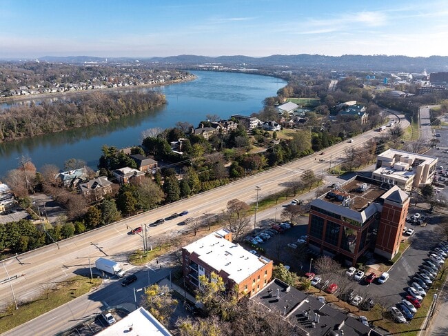 Aerial view of the community & nearby Tennessee River - Lindsay 414