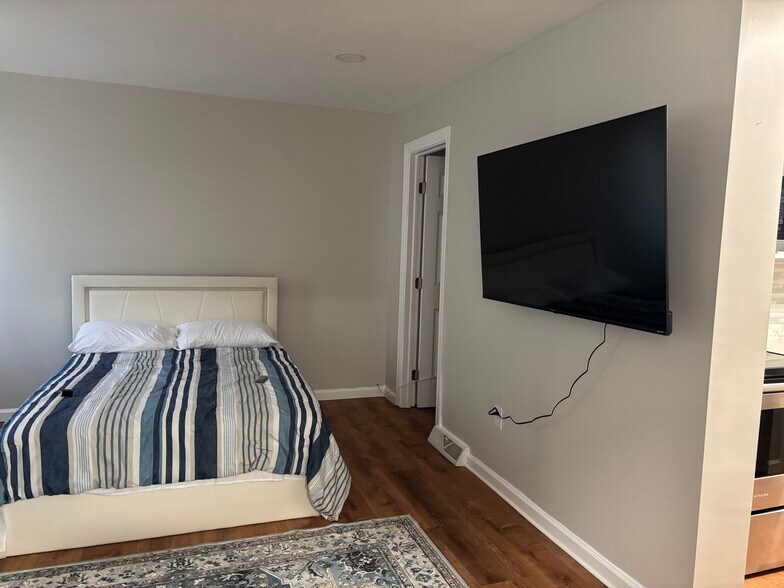 Building Photo - 1692 Central Ave