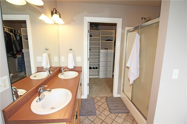 Building Photo - 3803 SW Surrey Ave