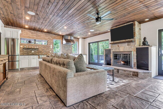 Building Photo - 620 Brookside Dr