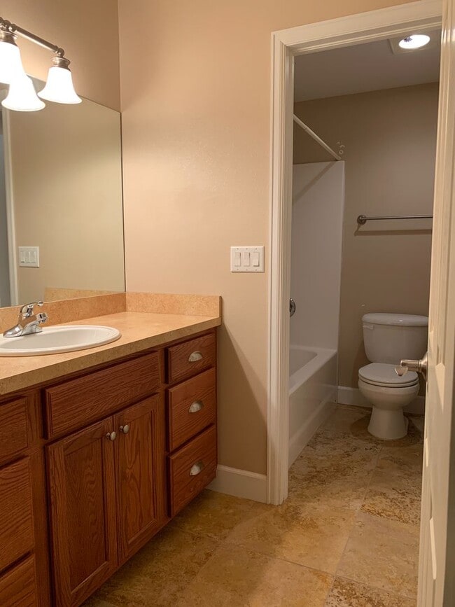 Building Photo - LARGE 3 BED 3 BATH TOWNHOME IN THE DESIRABLE POINTE NEIGHBORHOOD