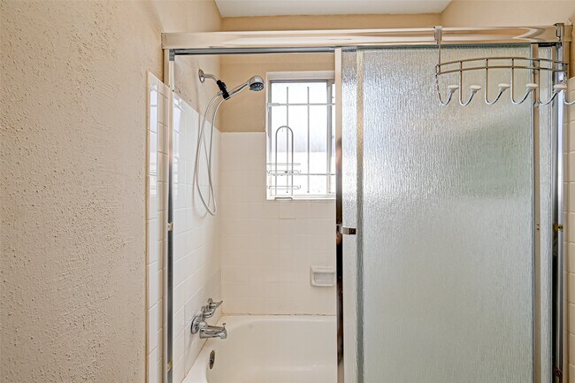 Building Photo - 2121 Fountain View Dr