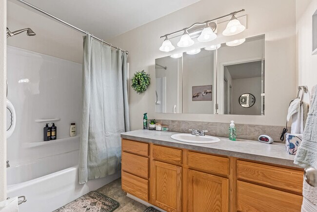 Building Photo - 727 W Clark Ave